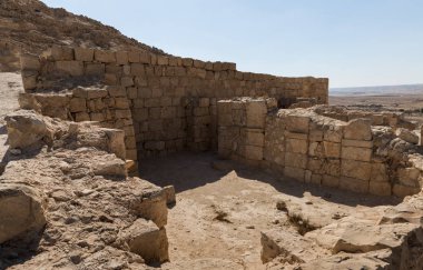 İsrail 'deki Yahudi çölünde tütsü yolunda yer alan Nabataean şehri Avdat yakınlarındaki yerleşim yerlerinin kalıntıları. Unesco Dünya Mirasları Listesine dahil edilmiştir..