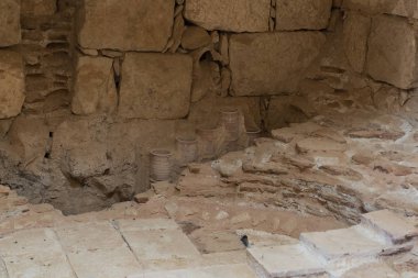 İsrail 'deki Yahudi çölünde tütsü yolunda yer alan Nabataean şehri Avdat' ın kalıntıları üzerindeki Roma hamamlarının iç kısımları. Unesco Dünya Mirasları Listesine dahil edilmiştir..