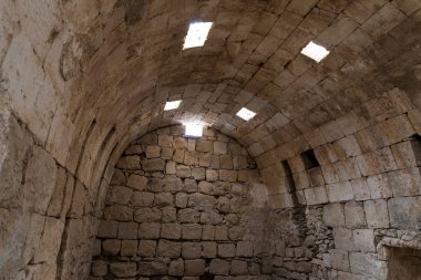 İsrail 'deki Yahudi çölünde tütsü yolunda yer alan Nabataean şehri Avdat' ın kalıntıları üzerindeki Roma hamamlarının iç kısımları. Unesco Dünya Mirasları Listesine dahil edilmiştir..