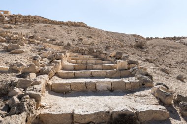 İsrail 'deki Yahudi çölünde tütsü yolunda yer alan Nabataean şehri Avdat yakınlarındaki yerleşim binalarının kalıntılarına giden adımlar. Unesco Dünya Mirasları Listesine dahil edilmiştir..