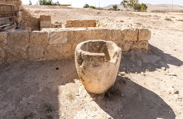 Restos de una jarra en el territorio de los baños romanos ubicados en las ruinas del territorio de la ciudad nabatea de Avdat, ubicada en la carretera del incienso en el desierto de Judea en Israel. Está incluido en la Lista del Patrimonio Mundial de la UNESCO . — Foto de Stock