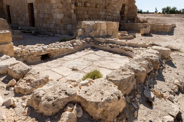 Die reste des hofes der römischen bäder auf dem gebiet der römischen bäder auf dem territorium ruinen der nabatäischen stadt avdat, gelegen an der straße des weihrauchs in der judäischen wüste in israel. Es gehört zum Unesco-Weltkulturerbe. — Stockfoto