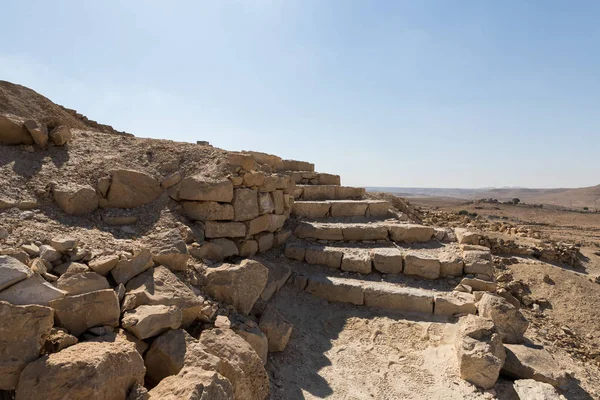 İsrail 'deki Yahudi çölünde tütsü yolunda yer alan Nabataean şehri Avdat yakınlarındaki yerleşim binalarının kalıntılarına giden adımlar. Unesco Dünya Mirasları Listesine dahil edilmiştir..