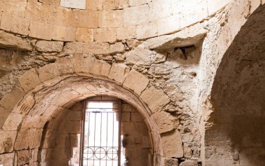 İsrail 'deki Yahudi çölünde tütsü yolunda yer alan Nabataean şehri Avdat' ın kalıntıları üzerindeki Roma hamamlarının iç kısımları. Unesco Dünya Mirasları Listesine dahil edilmiştir..