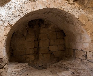 İsrail 'deki Yahudi çölünde tütsü yolunda yer alan Nabataean şehri Avdat' ın kalıntıları üzerindeki Roma hamamlarının iç kısımları. Unesco Dünya Mirasları Listesine dahil edilmiştir..