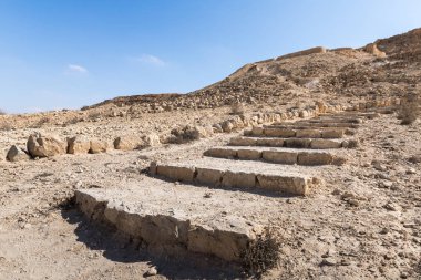 İsrail 'deki Yahudi çölünde tütsü yolunda yer alan Nabataean şehri Avdat yakınlarındaki yerleşim binalarının kalıntılarına giden adımlar. Unesco Dünya Mirasları Listesine dahil edilmiştir..
