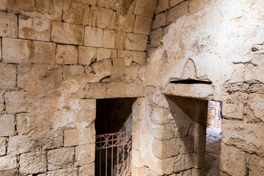 İsrail 'deki Yahudi çölünde tütsü yolunda yer alan Nabataean şehri Avdat' ın kalıntıları üzerindeki Roma hamamlarının iç kısımları. Unesco Dünya Mirasları Listesine dahil edilmiştir..