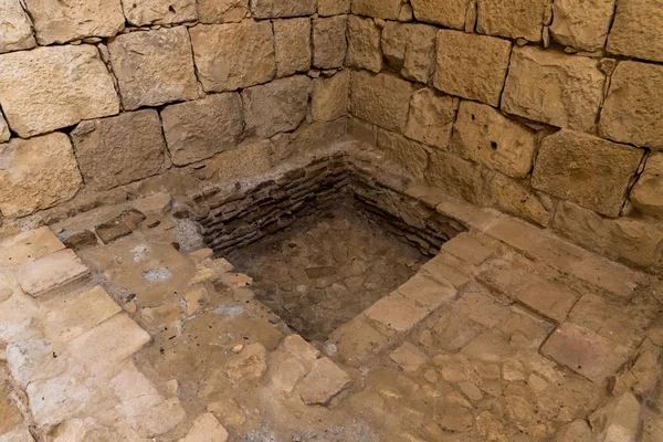 İsrail 'deki Yahudi çölünde tütsü yolunda yer alan Nabataean şehri Avdat' ın kalıntıları üzerindeki Roma hamamlarının iç kısımları. Unesco Dünya Mirasları Listesine dahil edilmiştir..