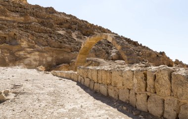 İsrail 'deki Yahudi çölünde tütsü yolunda yer alan Nabataean şehri Avdat yakınlarındaki yerleşim yerlerinin kalıntıları. Unesco Dünya Mirasları Listesine dahil edilmiştir..