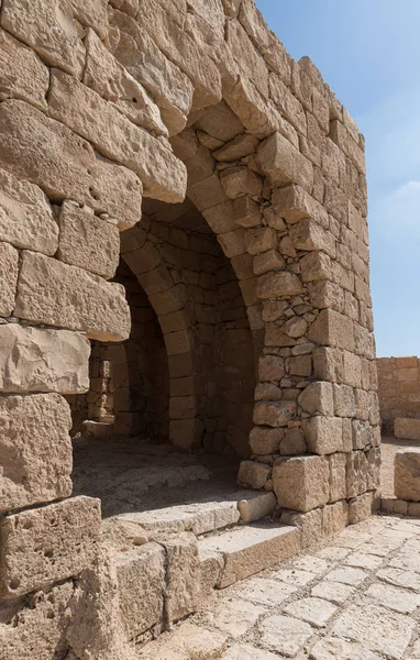 Ruinas de la Watchtower Este en ruinas de la ciudad nabatea de Avdat, ubicada en la carretera del incienso en el desierto de Judea en Israel. Está incluido en la Lista del Patrimonio Mundial de la UNESCO . — Foto de Stock
