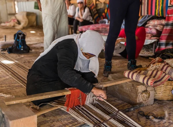 Uma mulher beduína mostra como fazer o tecido certo em um tear simples em uma aldeia beduína perto da cidade de Mitzpe Ramon — Fotografia de Stock