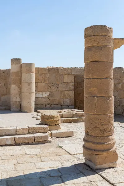 Ruinas de la Iglesia del Norte en la ciudad nabatea de Avdat, ubicada en la carretera del incienso en el desierto de Judea en Israel. Está incluido en la Lista del Patrimonio Mundial de la UNESCO . — Foto de Stock
