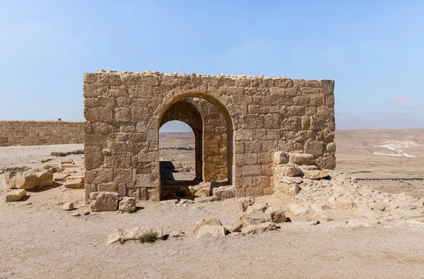 Ruinas de la Atalaya del Norte en ruinas de la ciudad nabatea de Avdat, ubicada en la carretera del incienso en el desierto de Judea en Israel. Está incluido en la Lista del Patrimonio Mundial de la UNESCO . — Foto de Stock