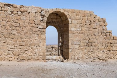 İsrail 'deki Yahudi çölünde tütsü yolunda yer alan Nabataean şehri Avdat' ın bir şehir duvarının yıkıntıları arasında bir geçit. Unesco Dünya Mirasları Listesine dahil edilmiştir..