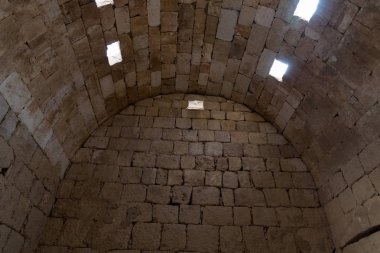 İsrail 'deki Yahudi çölünde tütsü yolunda yer alan Nabataean şehri Avdat' ın kalıntıları üzerindeki Roma hamamlarının iç kısımları. Unesco Dünya Mirasları Listesine dahil edilmiştir..