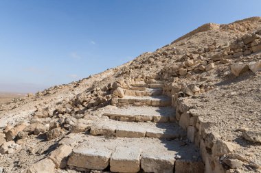 İsrail 'deki Yahudi çölünde tütsü yolunda yer alan Nabataean şehri Avdat yakınlarındaki yerleşim binalarının kalıntılarına giden adımlar. Unesco Dünya Mirasları Listesine dahil edilmiştir..