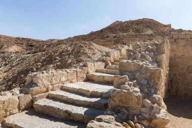 İsrail 'deki Yahudi çölünde tütsü yolunda yer alan Nabataean şehri Avdat yakınlarındaki yerleşim binalarının kalıntılarına giden adımlar. Unesco Dünya Mirasları Listesine dahil edilmiştir..
