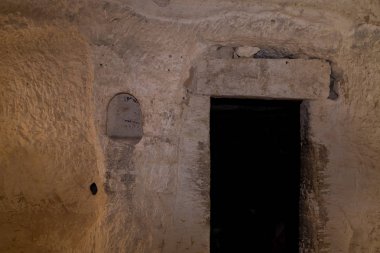 İsrail 'deki Yahudi çölünde tütsü yolunda bulunan Nabataean şehri Avdat yakınlarındaki gemi deposuna giriş. Unesco Dünya Mirasları Listesine dahil edilmiştir..