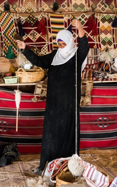 Egy beduin nő megmutatja, hogyan kell helyesen fonalat fonni a régi módon egy beduin faluban, a Mitzpe Ramon város közelében. — Stock Fotó