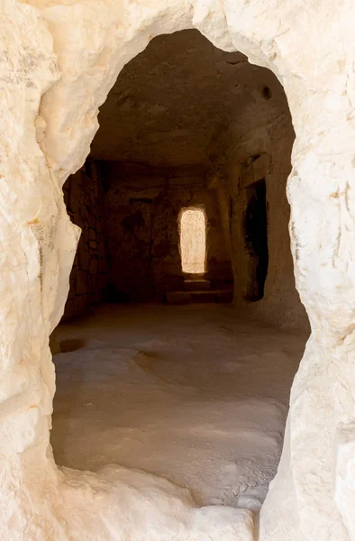 De ingang van overblijfselen van residentiële gebouwen in de buurt van de Nabatese stad Avdat, gelegen aan de wierookweg in de Judese woestijn in Israël. Het is opgenomen in de Unesco World Heritage List. — Stockfoto