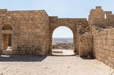İsrail 'deki Yahudi çölünde tütsü yolunda yer alan Nabataean şehri Avdat' ın bir şehir duvarının yıkıntıları arasında bir geçit. Unesco Dünya Mirasları Listesine dahil edilmiştir..