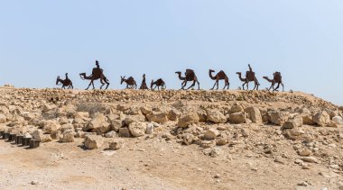 İsrail 'deki Yahudi çölünde tütsü yolunda bulunan Nabataean şehri yakınlarındaki yürüyen bir karavanın silüeti..
