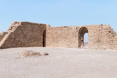 İsrail 'deki Yahudi çölünde tütsü yolunda yer alan Nabataean şehri Avdat' ın bir şehir duvarının yıkıntıları arasında bir geçit. Unesco Dünya Mirasları Listesine dahil edilmiştir..