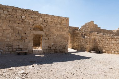 İsrail 'deki Yahudi çölünde tütsü yolunda yer alan Nabataean şehri Avdat' ın bir şehir duvarının yıkıntıları arasında bir geçit. Unesco Dünya Mirasları Listesine dahil edilmiştir..