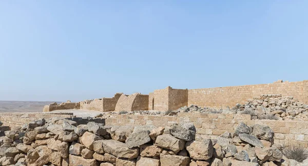 Die Ruinen der Stadtmauern der nabatäischen Stadt Awdat, gelegen an der Weihrauchstraße in der judäischen Wüste in Israel. es ist in die UNESCO-Welterbeliste aufgenommen. — Stockfoto