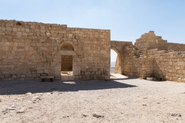 İsrail 'deki Yahudi çölünde tütsü yolunda yer alan Nabataean şehri Avdat' ın bir şehir duvarının yıkıntıları arasında bir geçit. Unesco Dünya Mirasları Listesine dahil edilmiştir..