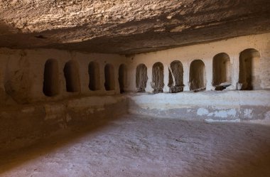 İsrail 'deki Yahudi çölünde tütsü yolunda yer alan Nabataean şehri Avdat' ın kalıntıları üzerindeki Roma mezar odasının içi boş. Unesco Dünya Mirasları Listesine dahil edilmiştir..
