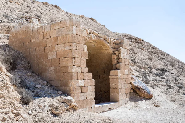 Entrada para a câmara de enterro da era romana nas ruínas da cidade nabateia de Avdat, localizada na estrada do incenso no deserto da Judéia em Israel. Está incluído na Lista do Património Mundial da UNESCO . — Fotografia de Stock