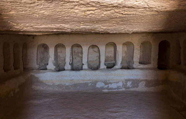 L'intérieur avec des tombes vides de la chambre funéraire romaine sur les ruines de la ville nabatéenne d'Avdat, situé sur la route de l'encens dans le désert de Judée en Israël. Il est inscrit sur la Liste du patrimoine mondial de l'UNESCO . — Photo