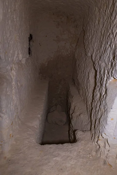 Eines der gräber in der bestattungskammer der römerzeit auf den ruinen der nabatäischen stadt avdat, gelegen an der räucherstraße in der judäischen wüste in israel. es ist in die UNESCO-Welterbeliste aufgenommen. — Stockfoto