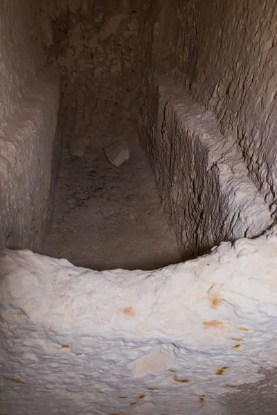 Una de las tumbas en la sala de entierro de la época romana en las ruinas de la ciudad nabatea de Avdat, ubicada en la carretera del incienso en el desierto de Judea en Israel. Está incluido en la Lista del Patrimonio Mundial de la UNESCO . — Foto de Stock