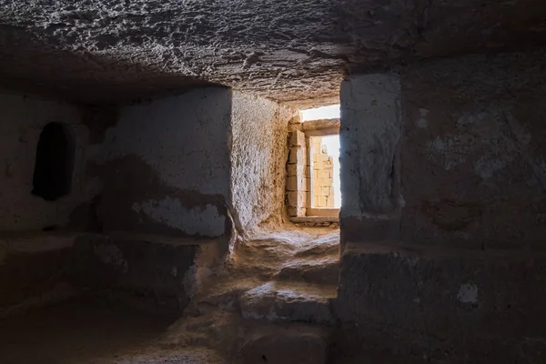 Saia do local de sepultamento da era romana nas ruínas da cidade nabateia de Avdat, localizada na estrada do incenso no deserto da Judéia em Israel. Está incluído na Lista do Património Mundial da UNESCO . — Fotografia de Stock