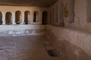 İsrail 'deki Yahudi çölünde tütsü yolunda yer alan Nabataean şehri Avdat' ın kalıntıları üzerindeki Roma mezar odasının içi boş. Unesco Dünya Mirasları Listesine dahil edilmiştir..