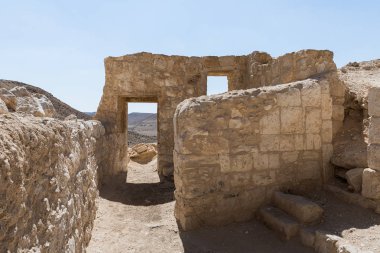 İsrail 'deki Yahudi çölünde tütsü yolunda yer alan Nabataean şehri Avdat yakınlarındaki yerleşim yerlerinin kalıntıları. Unesco Dünya Mirasları Listesine dahil edilmiştir..