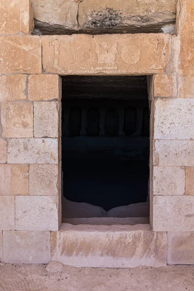 Entrada a la cámara funeraria de la época romana sobre las ruinas de la ciudad nabatea de Avdat, situada en la carretera del incienso en el desierto de Judea en Israel. Está incluido en la Lista del Patrimonio Mundial de la UNESCO . — Foto de Stock