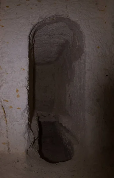 One of the empty graves in the Roman era burial chamber on the ruins of the Nabataean city of Avdat, located on the incense road in the Judean desert in Israel. It is included in the UNESCO World Heritage List. — Stockfoto