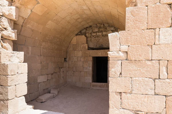 İsrail 'deki Yahudi çölünde tütsü yolunda yer alan Nabataean şehri Avdat' ın kalıntıları üzerindeki Roma dönemindeki defin odasına giriş. Unesco Dünya Mirasları Listesine dahil edilmiştir..