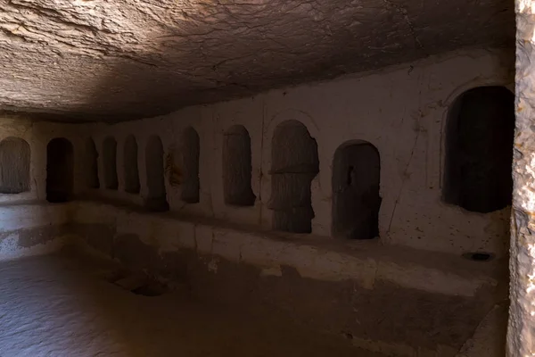 O interior com sepulturas vazias da câmara de enterro romana nas ruínas da cidade nabateia de Avdat, localizada na estrada do incenso no deserto da Judéia em Israel. Está incluído na Lista do Património Mundial da UNESCO . — Fotografia de Stock