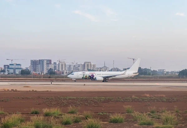 Avión de la aerolínea Neos se levanta temprano en la mañana al amanecer en la pista y espera autorización para la salida en el Aeropuerto Internacional Ben Gurion, cerca de Tel Aviv en Israel — Foto de Stock