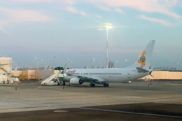El avión de Sundor Airlines se levanta al amanecer cerca de la terminal mientras espera la carga en el Aeropuerto Internacional Ben Gurion, cerca de Tel Aviv en Israel — Foto de Stock