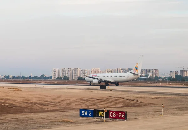 Avión de la aerolínea Sundor - Boeing 737-800 - se levanta temprano en la mañana al amanecer en la pista y espera autorización para la salida en el Aeropuerto Internacional Ben Gurion, cerca de Tel Aviv en Israel — Foto de Stock