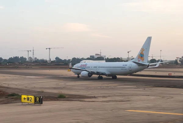 Avión de la aerolínea Sundor - Boeing 737-800 - se levanta temprano en la mañana al amanecer en la pista y espera permiso para salir en el Aeropuerto Internacional Ben Gurion, cerca de Tel Aviv en Israel — Foto de Stock