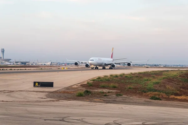 Avión de Iberia se levanta temprano en la mañana al amanecer en la pista y espera autorización para la salida en el Aeropuerto Internacional Ben Gurion, cerca de Tel Aviv en Israel — Foto de Stock