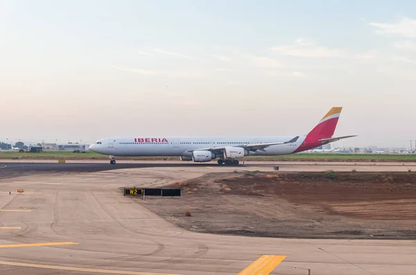 Avión de Iberia se levanta temprano en la mañana al amanecer en la pista y espera autorización para la salida en el Aeropuerto Internacional Ben Gurion, cerca de Tel Aviv en Israel — Foto de Stock