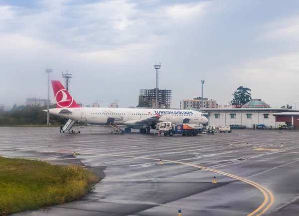 Avión de Turkish Airlines Airbus A321 se encuentra al amanecer cerca de la terminal mientras espera la carga en el Aeropuerto Internacional de Batumi en Georgia — Foto de Stock