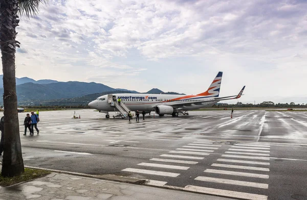 Los pasajeros salen del avión Smartwings - Boeing 737-800 - en el Aeropuerto Internacional de Batumi en Georgia — Foto de Stock